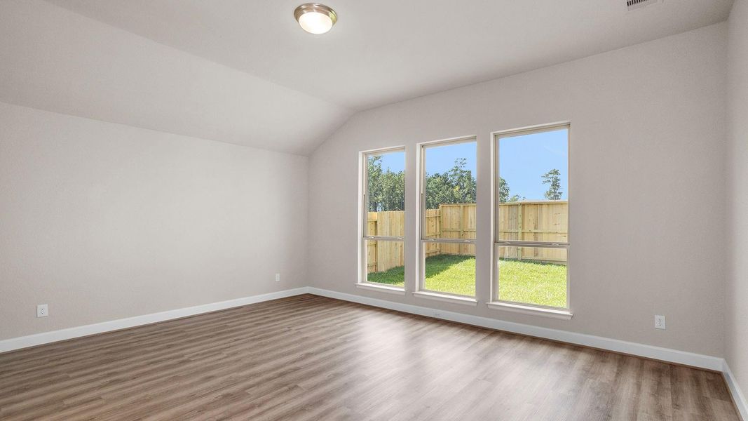 Spacious, unfurnished interior of a new home in Grand Central Park 50', Conroe (Image 8).