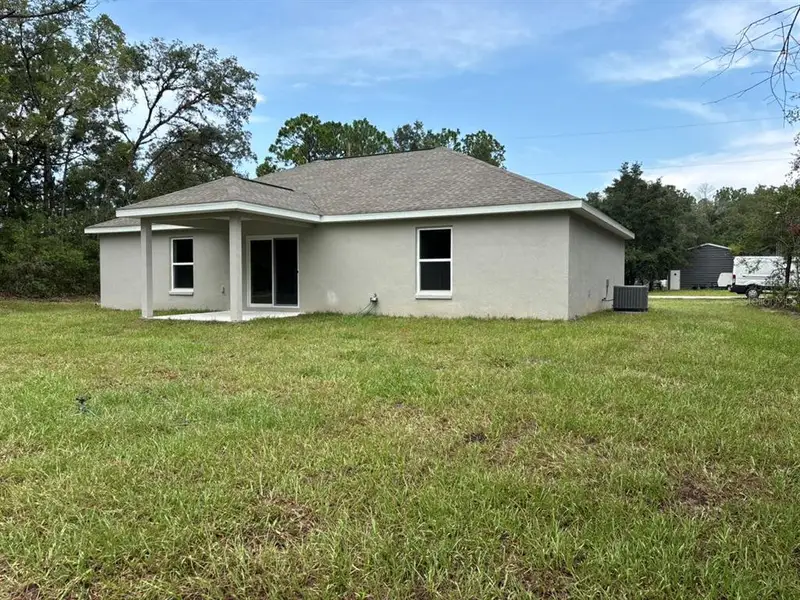 Exterior details and patio area of a home in , Dunnellon (Image 16).