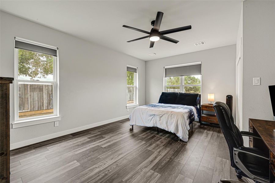 Secondary bedroom with en-suite bath