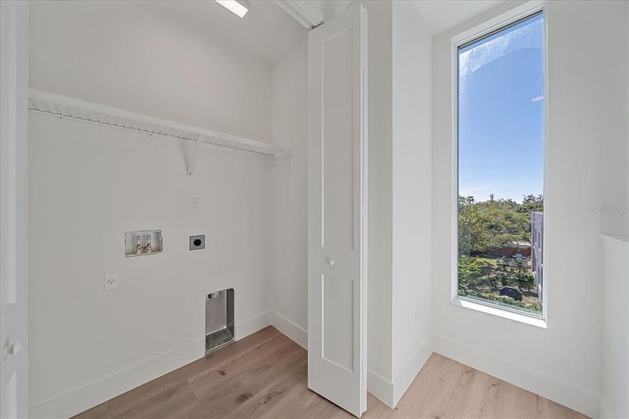 Spacious, unfurnished interior of a new home in , Sarasota (Image 34).