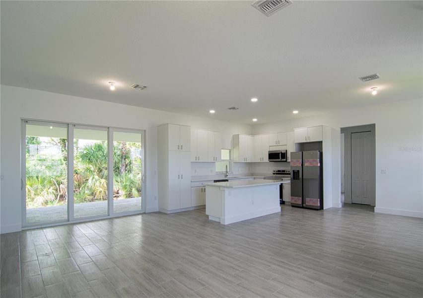 Spacious, unfurnished interior of a new home in , Port Charlotte (Image 12).