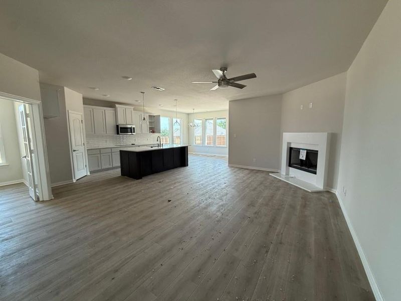 Spacious, unfurnished interior of a new home in Waterford Park, Weatherford (Image 6).