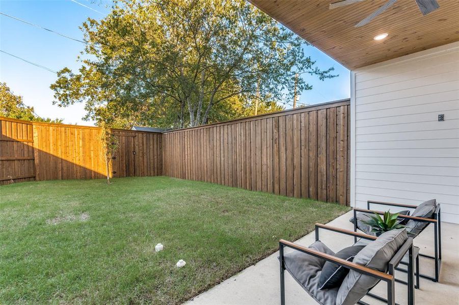 Exterior details and patio area of a home in , Dallas (Image 3).