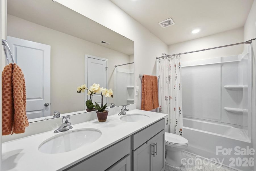 Full Bath on Upper Level. Full Bath on Upper Level.