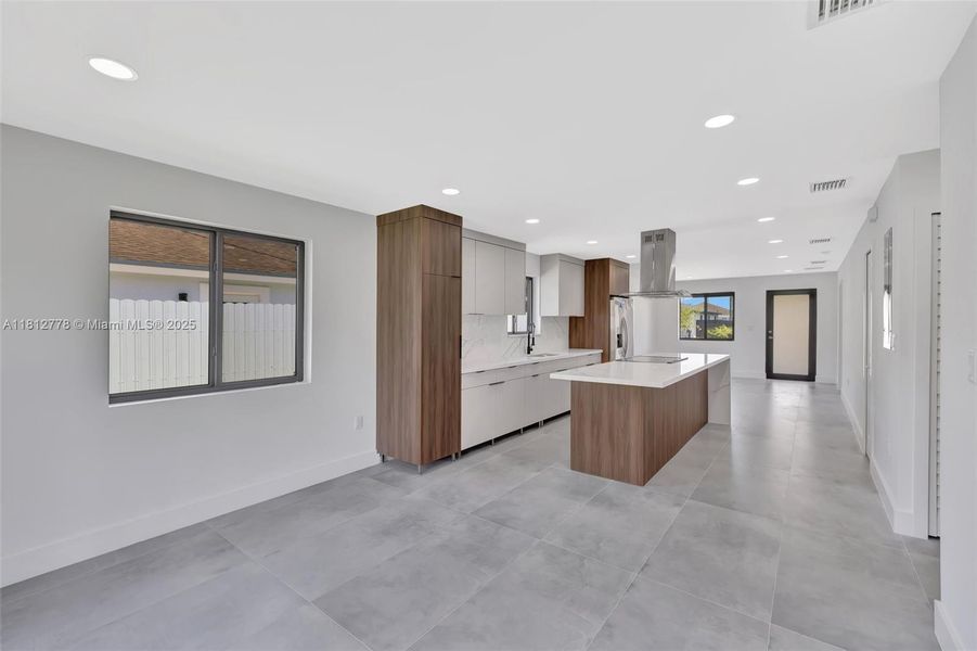 Spacious, unfurnished interior of a new home in , Miami Gardens (Image 11).