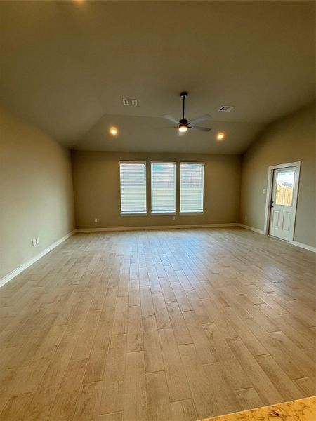 Spacious, unfurnished interior of a new home in Huntington Place, Rosharon (Image 22).