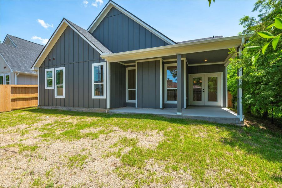 Exterior details and patio area of a home in , Texas City (Image 3).
