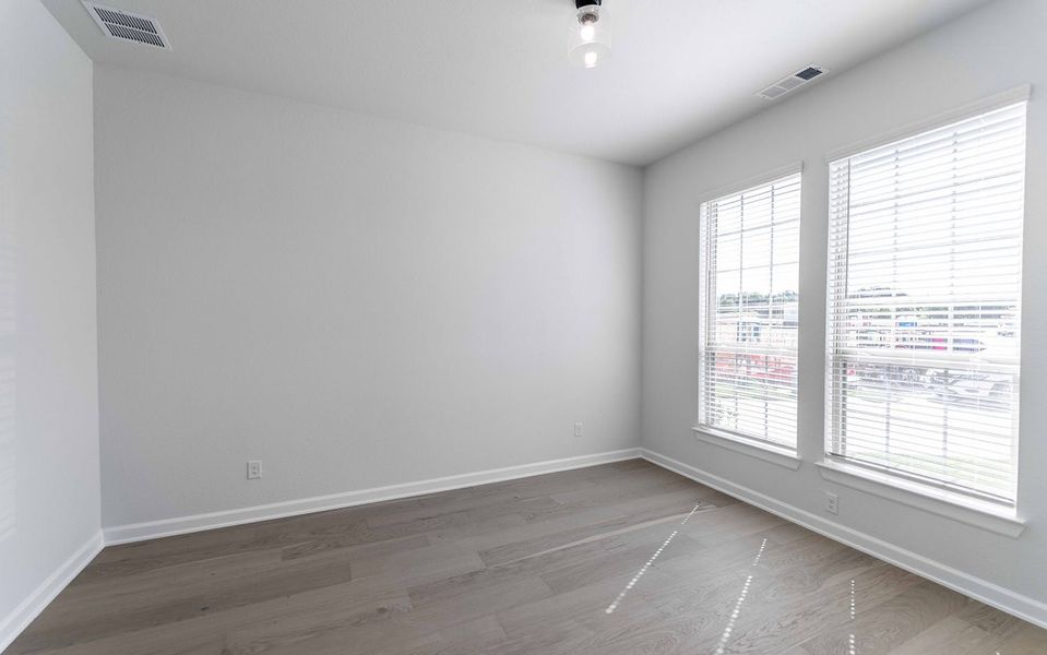 Spacious, unfurnished interior of a new home in Heath Golf & Yacht Club, Heath (Image 20).