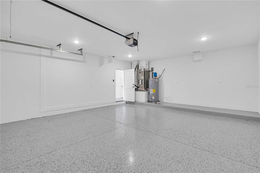 Spacious, unfurnished interior of a new home in , Tampa (Image 21).