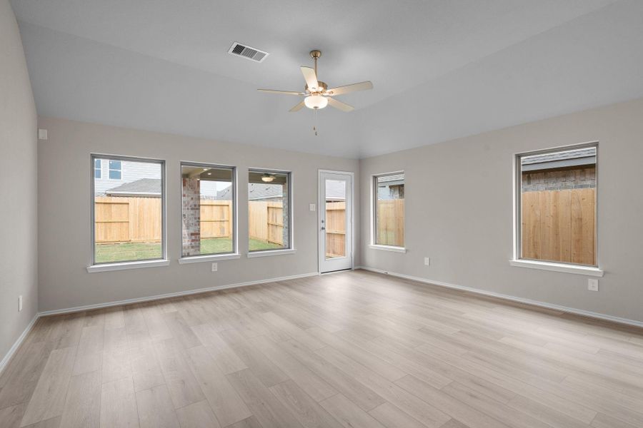 Spacious, unfurnished interior of a new home in The Highlands 45', Porter (Image 19).