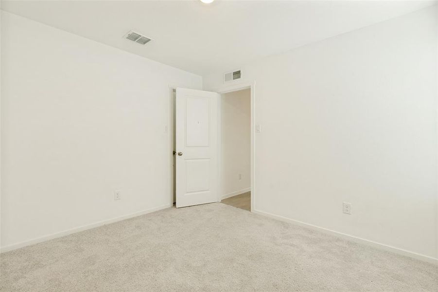 Spacious, unfurnished interior of a new home in Tillage Farms, Princeton (Image 20).