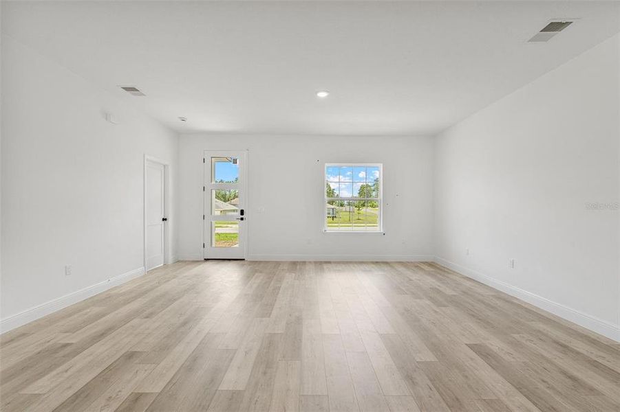 Spacious, unfurnished interior of a new home in , Ocala (Image 27).