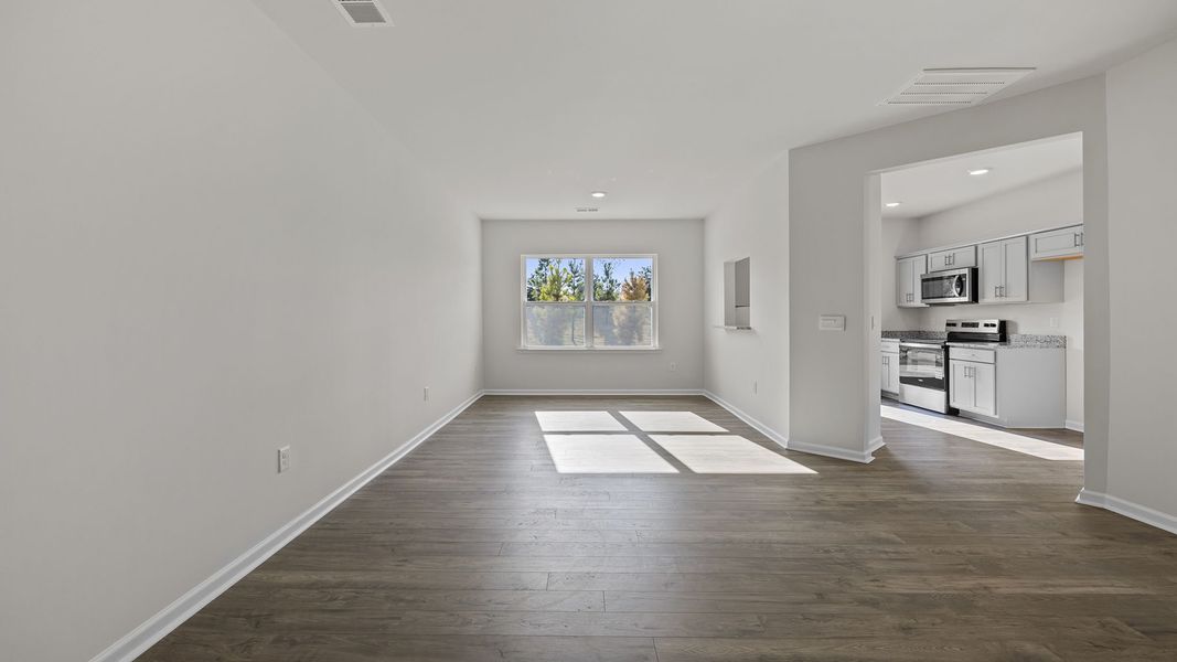 Spacious, unfurnished interior of a new home in Tanglewood Townes, Greenville (Image 12).