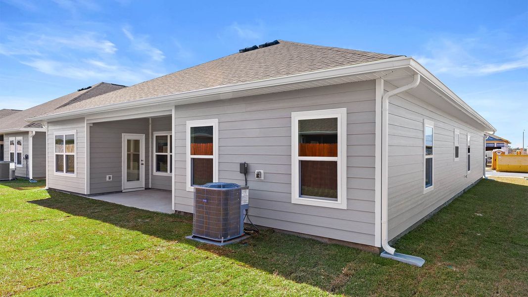 Exterior details and patio area of a home in Titus Park, Panama City (Image 3).