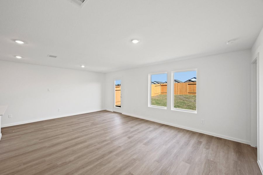Spacious, unfurnished interior of a new home in Mill Creek, Magnolia (Image 9).