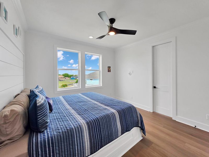 Upstairs king bedroom with two sets of twin bunk beds built in