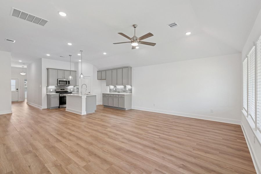 Spacious, unfurnished interior of a new home in Summerview, Fulshear (Image 10). Spacious, unfurnished interior of a new home in Summerview, Fulshear (Image 10).