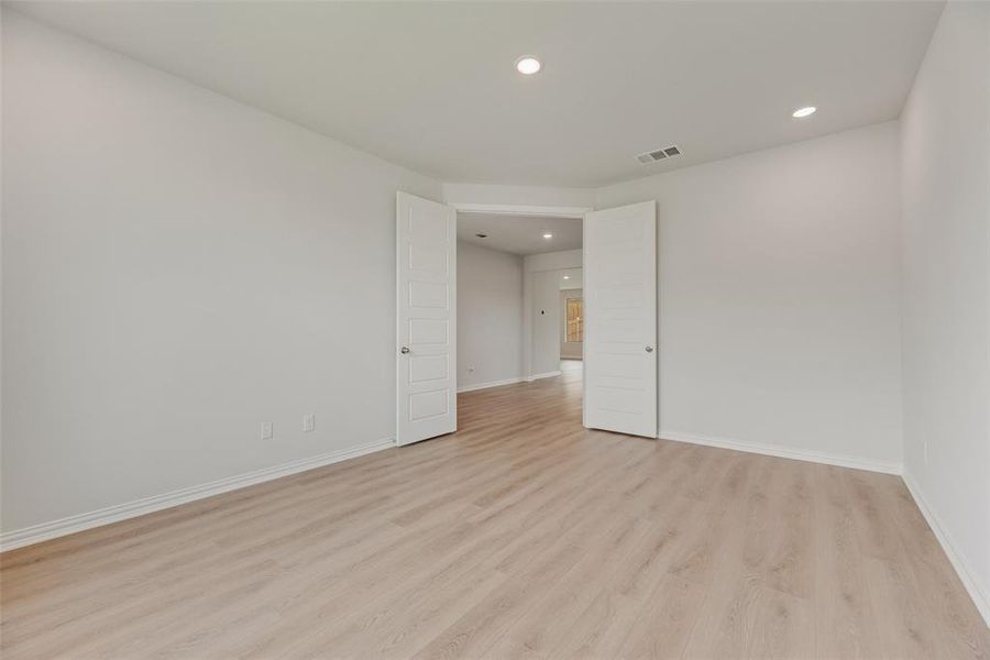 Spacious, unfurnished interior of a new home in Villages of Hurricane Creek, Anna (Image 23).