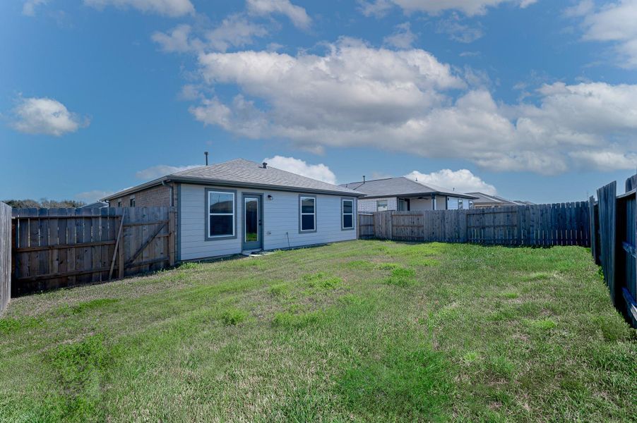 Exterior details and patio area of a home in , Texas City (Image 4).
