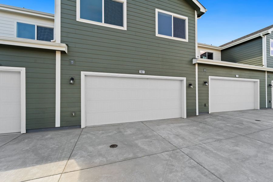 3921 Green Ct - 2-Car Garage