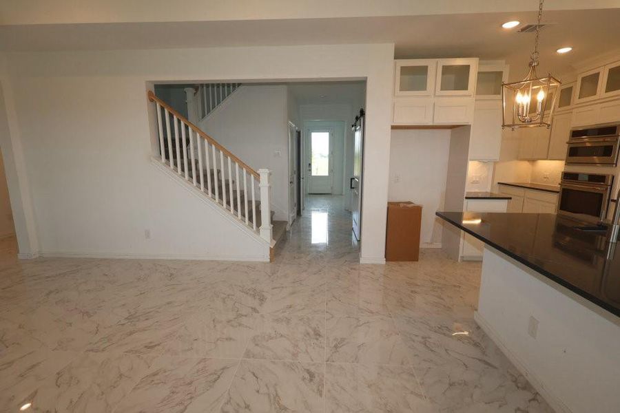 Spacious, unfurnished interior of a new home in Grand Oaks, Mont Belvieu (Image 10).