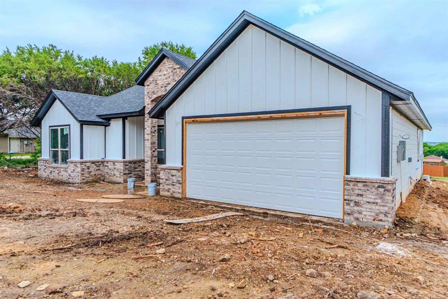 Exterior details and patio area of a home in , Granbury (Image 16).