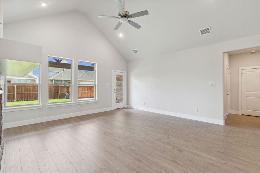 Spacious, unfurnished interior of a new home in Dove Hollow, Waxahachie (Image 17).