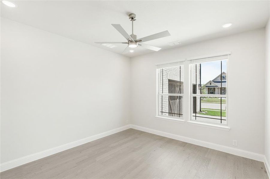 Spacious, unfurnished interior of a new home in Chaparral Park, Oak Point (Image 18). Spacious, unfurnished interior of a new home in Chaparral Park, Oak Point (Image 18).