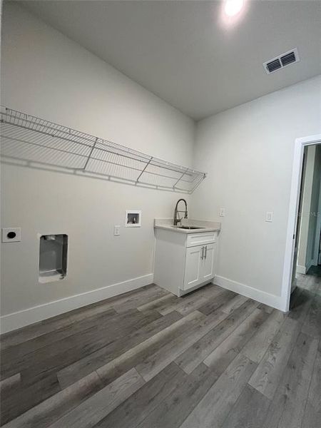 Spacious, unfurnished interior of a new home in , Citrus Springs (Image 5).