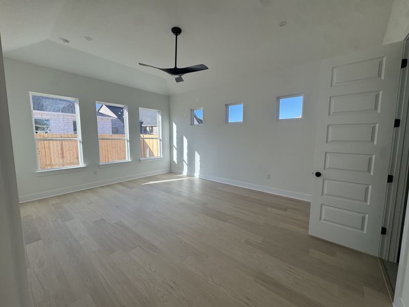 Spacious, unfurnished interior of a new home in Persimmon, Buda (Image 6).