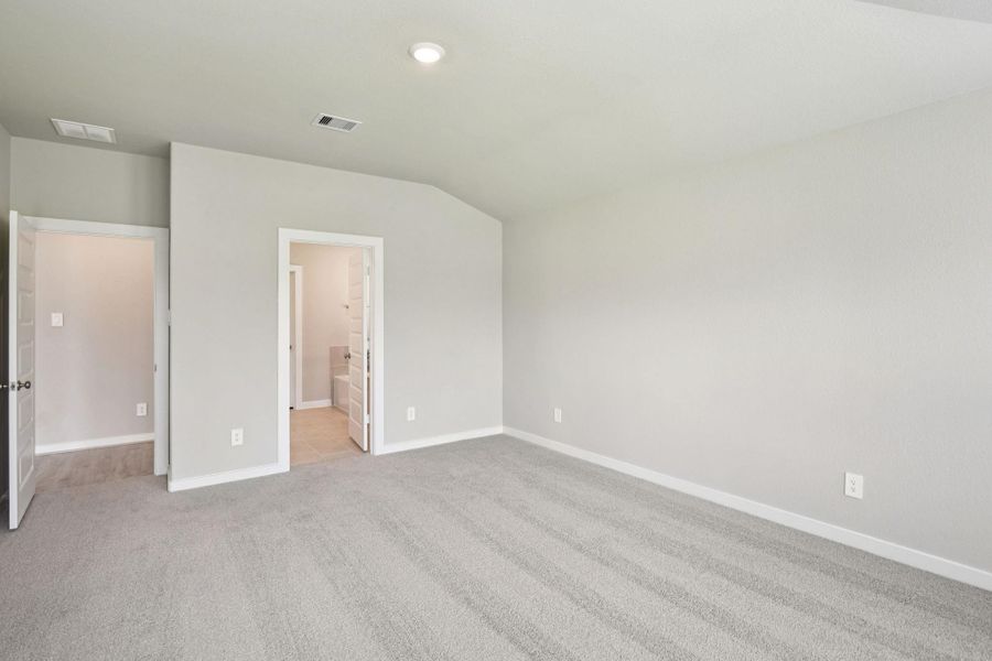 Spacious, unfurnished interior of a new home in Stewart's Ranch, Conroe (Image 33).