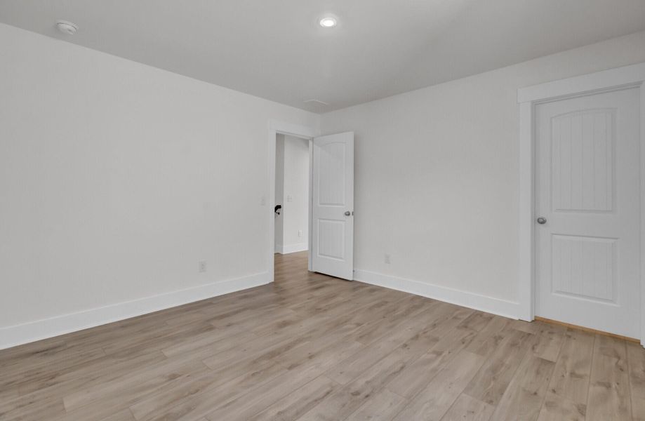 Spacious, unfurnished interior of a new home in Six Oaks, Summerville (Image 58).