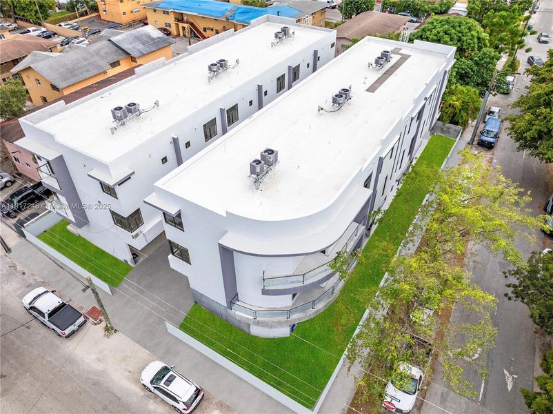 Condo located in Miami, FL showcasing its design and architecture (Image 23).