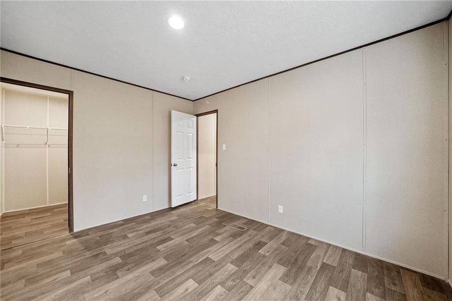 Spacious, unfurnished interior of a new home in , Alto (Image 10).