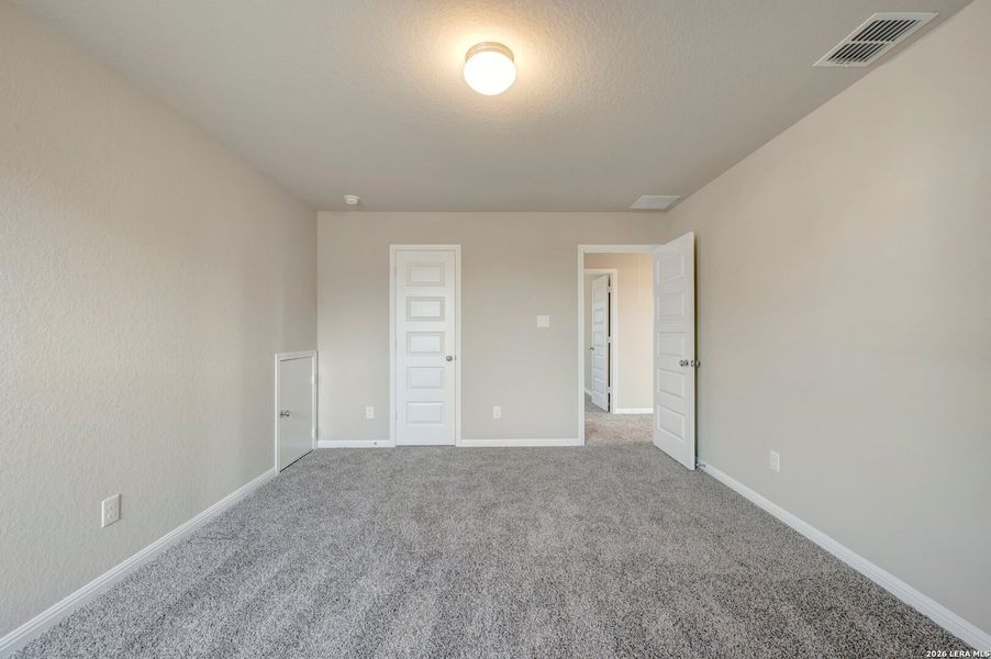 Spacious, unfurnished interior of a new home in Mesquite Ridge, San Antonio (Image 21).