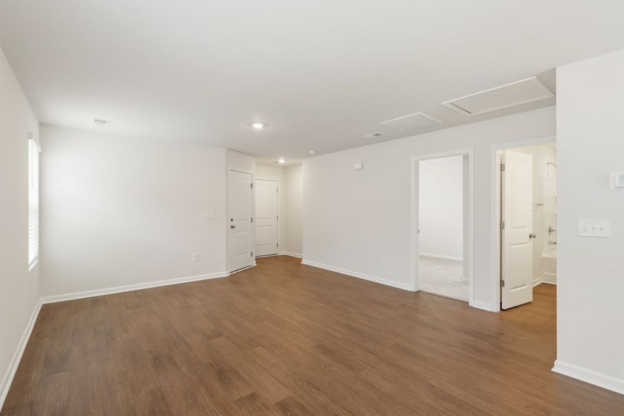 Spacious, unfurnished interior of a new home in Evergreen, Spartanburg (Image 17).