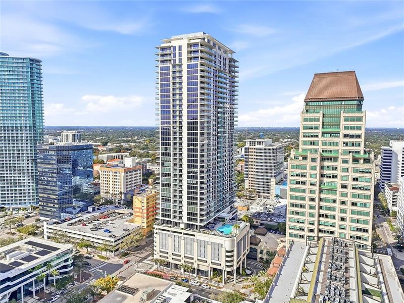 Condo located in St. Petersburg, FL showcasing its design and architecture (Image 50).