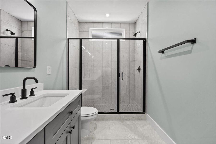 541 Bragg Primary Bathoom