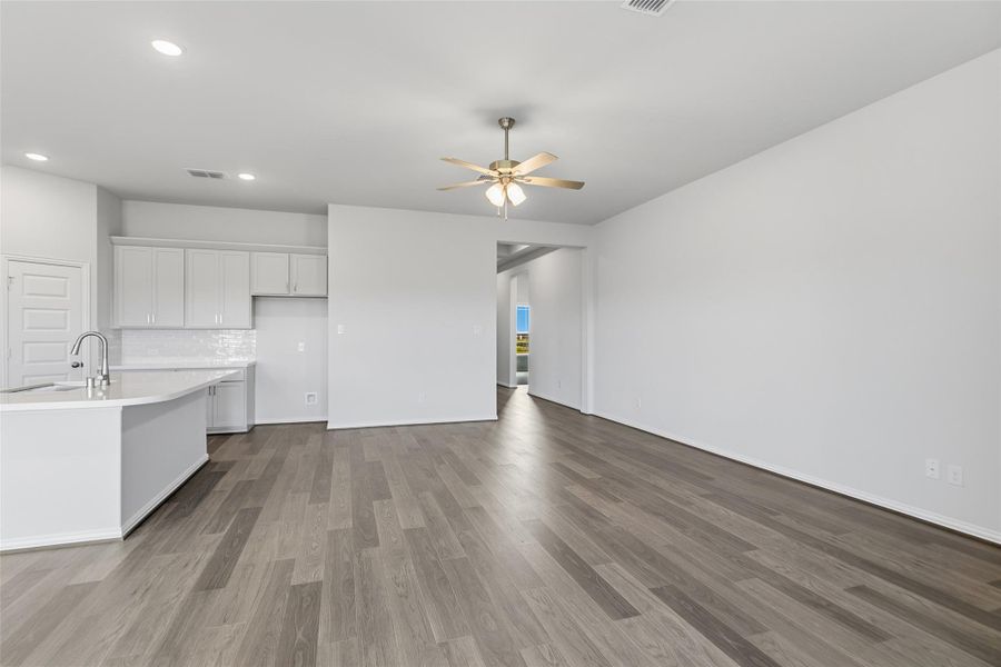 Spacious, unfurnished interior of a new home in Westland Ranch, League City (Image 23). Spacious, unfurnished interior of a new home in Westland Ranch, League City (Image 23).