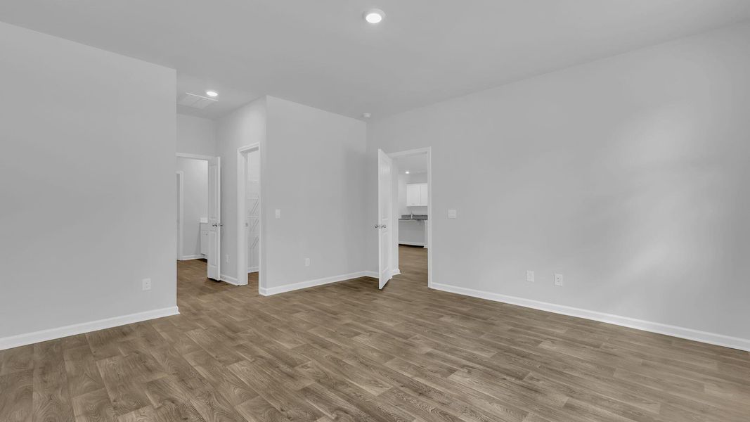 Spacious, unfurnished interior of a new home in Sheep Island, Summerville (Image 20).