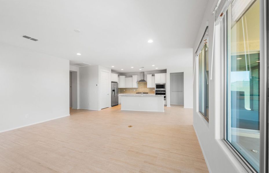 Spacious, unfurnished interior of a new home in Sun City Anthem at Merrill Ranch, Florence (Image 16).