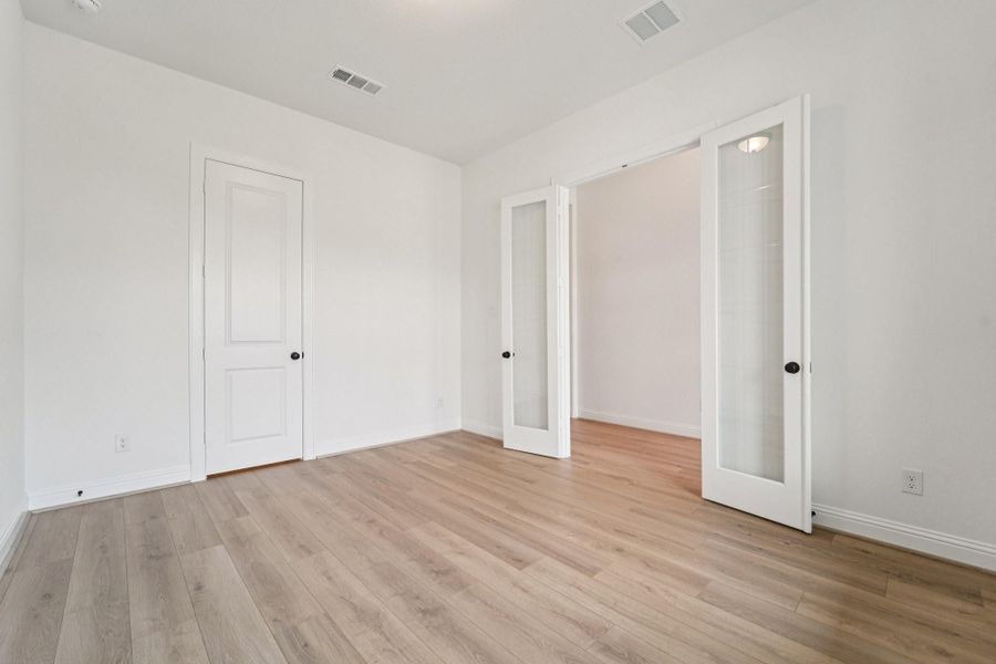 Spacious, unfurnished interior of a new home in Sienna 65', Missouri City (Image 42).