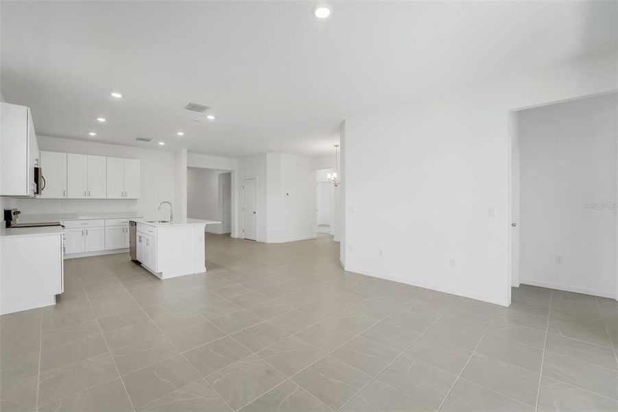 Spacious, unfurnished interior of a new home in Willowbrook North, Winter Haven (Image 19).