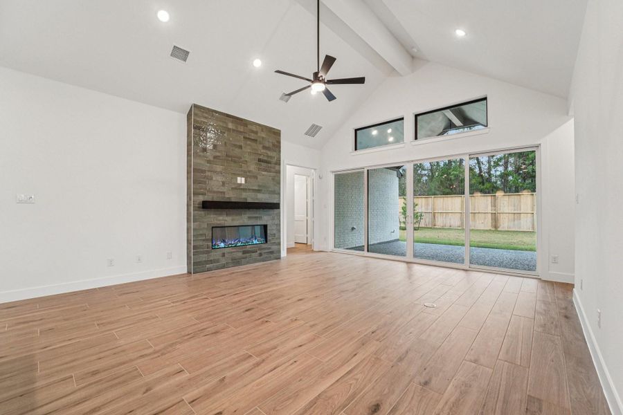 Spacious, unfurnished interior of a new home in Evergreen, Conroe (Image 22).