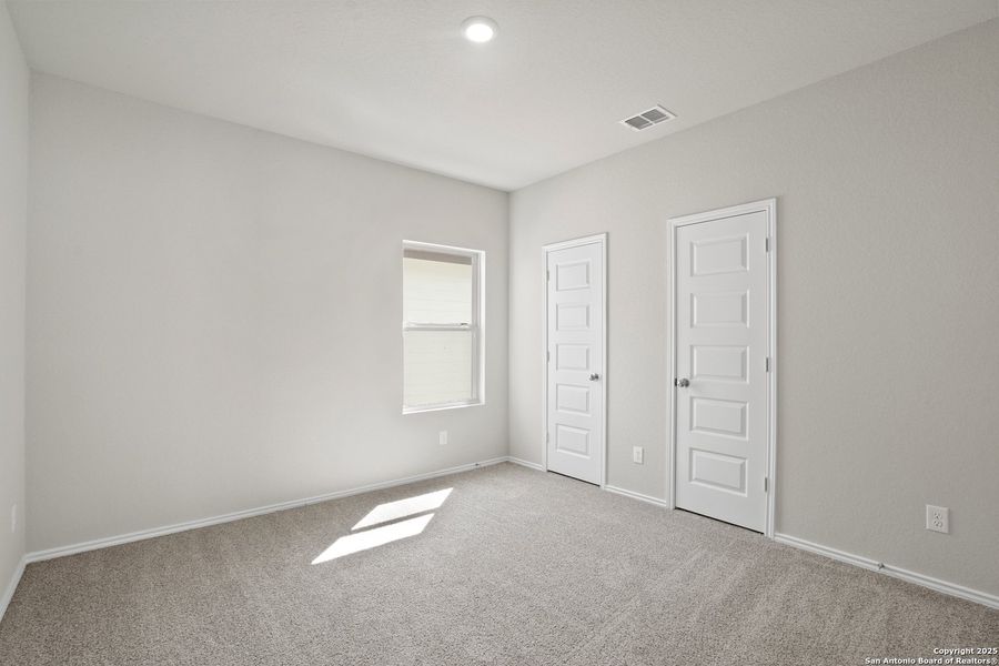 Spacious, unfurnished interior of a new home in Blue Ridge Ranch, San Antonio (Image 25).