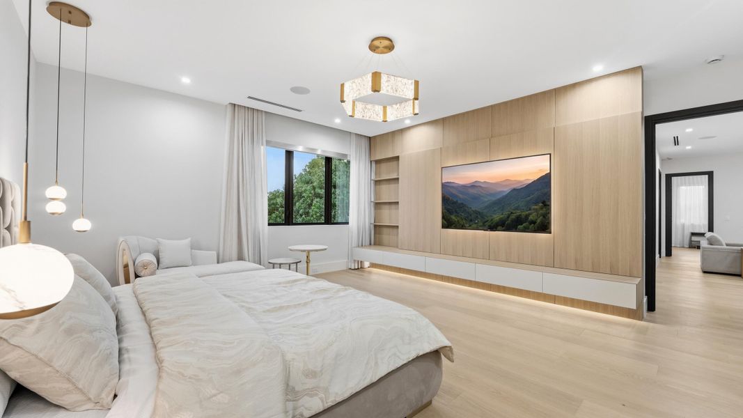 MASTER BEDROOM UPSTAIRS