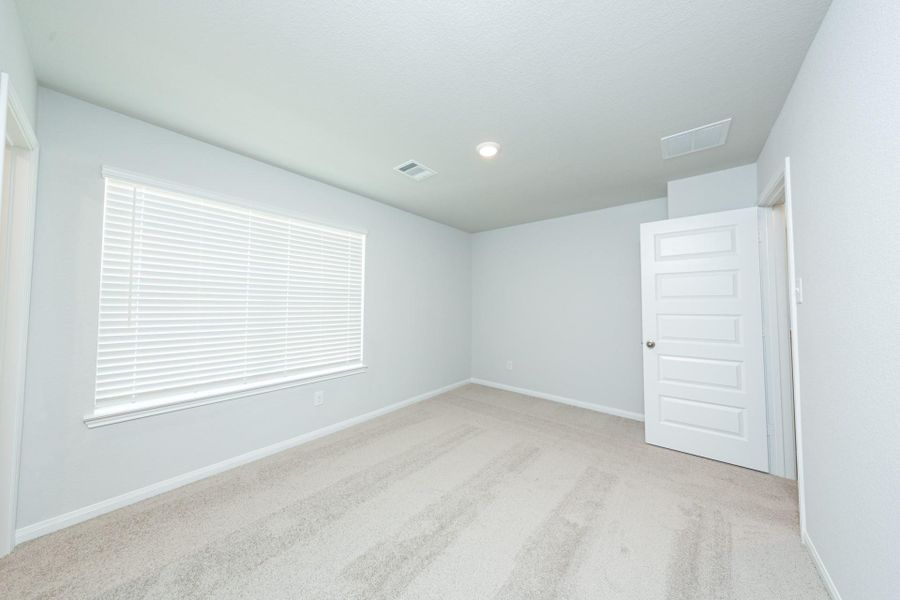 Spacious, unfurnished interior of a new home in River's Edge, Conroe (Image 9).