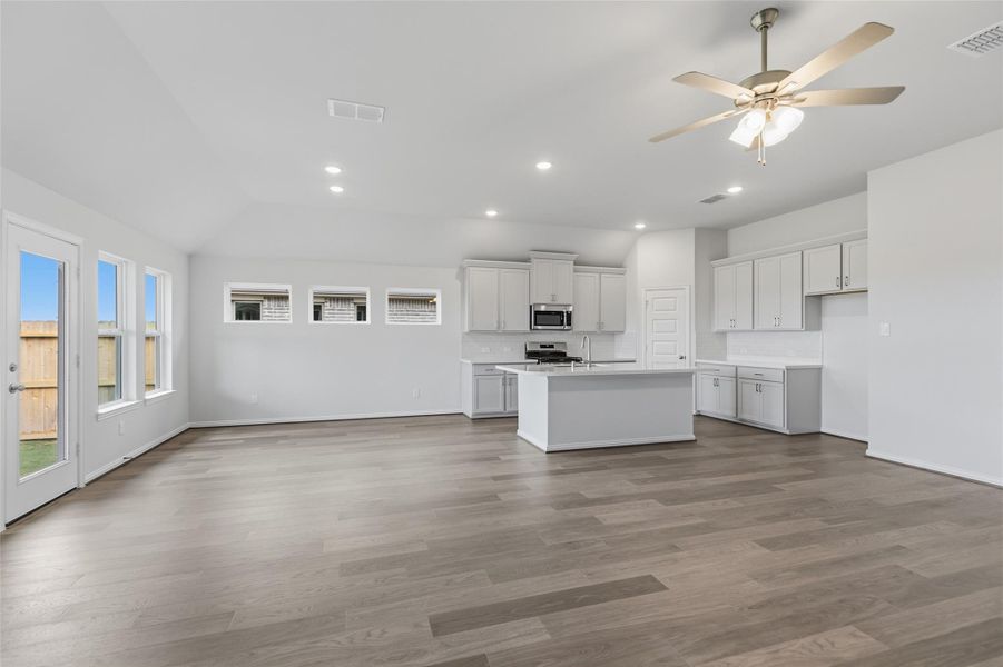 Spacious, unfurnished interior of a new home in Westland Ranch, League City (Image 16). Spacious, unfurnished interior of a new home in Westland Ranch, League City (Image 16).