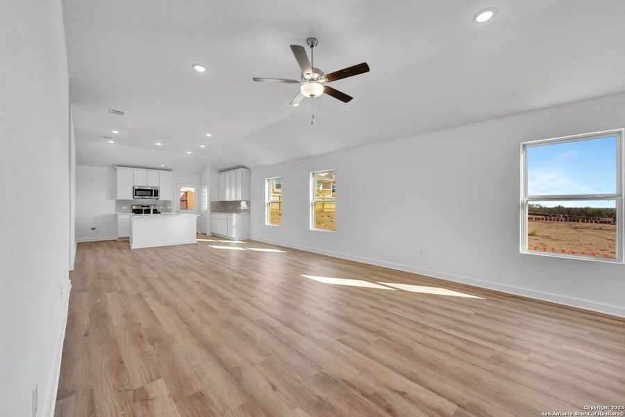 Spacious, unfurnished interior of a new home in Mesquite Ridge, San Antonio (Image 20).