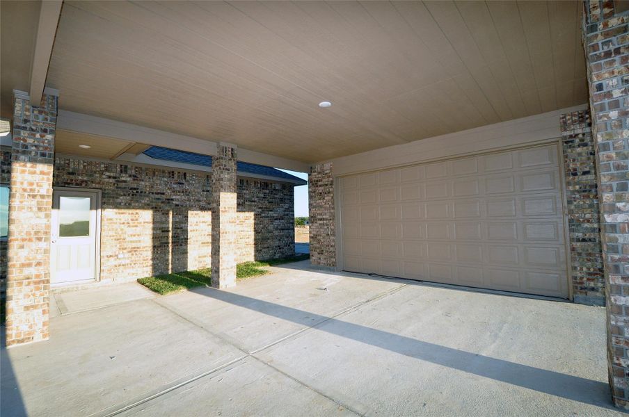 Exterior details and patio area of a home in , League City (Image 4).